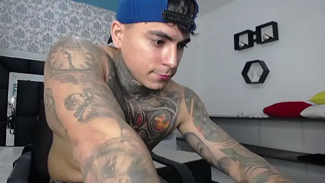 Snapshot of LoganCollins_ chatting on 12.16.25 LoganCollins online show from 12.16.25