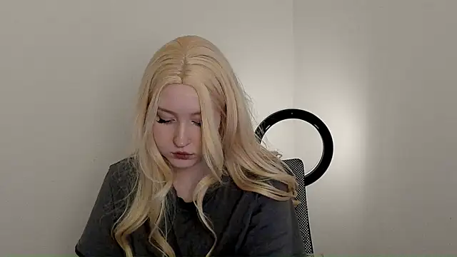 Snapshot of Stella_MoonLight chatting on 12.20.25 Stella MoonLight online show from 12.20.25