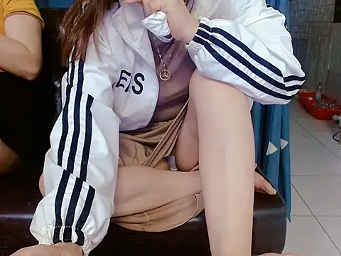 Snapshot of Midu_9x chatting on 12.18.25 Midu 9x online show from 12.18.25