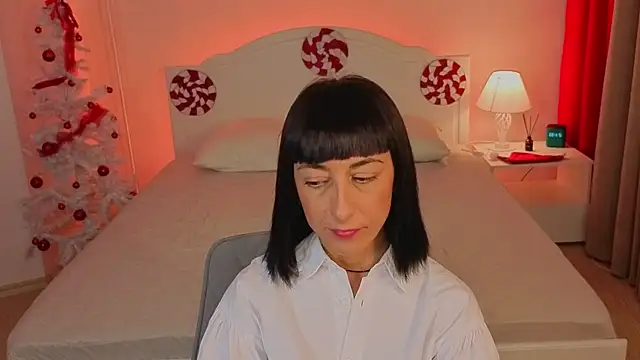 Snapshot of Ministerelia chatting on 12.17.25 Ministerelia online show from 12.17.25