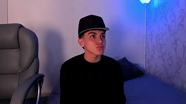 Snapshot of _TaylorBlack chatting on 12.16.25 TaylorBlack online show from 12.16.25