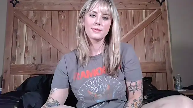 Snapshot of onesmittenkitten chatting on 05.19.26 onesmittenkitten online show from 05.19.26