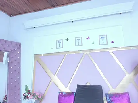 ShantallFoxxie online show from 12.21.25