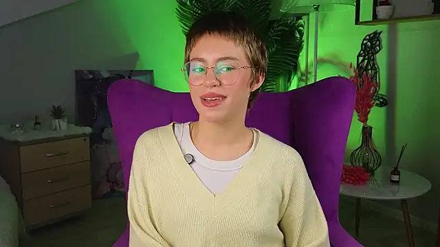 Snapshot of AidaGigantino chatting on 12.17.25 AidaGigantino online show from 12.17.25