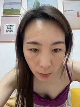 Snapshot of you-005 chatting on 12.19.25 you-005 online show from 12.19.25