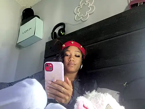 Snapshot of Ahlanacherae_creamz chatting on 12.20.25 Ahlanacherae creamz online show from 12.20.25