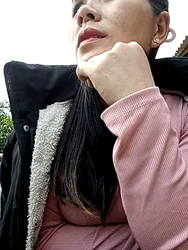 Snapshot of Uzi-na chatting on 12.18.25 Uzi-na online show from 12.18.25