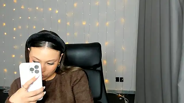 Snapshot of ArnitaAsma chatting on 12.18.25 ArnitaAsma online show from 12.18.25