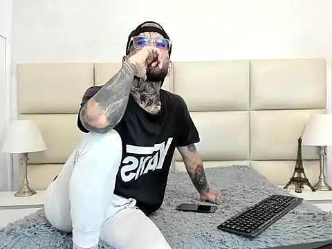 Snapshot of CalvinKorvus chatting on 12.18.25 CalvinKorvus online show from 12.18.25