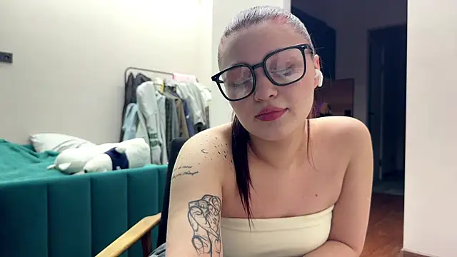 Snapshot of PassionPie chatting on 12.19.25 PassionPie online show from 12.19.25