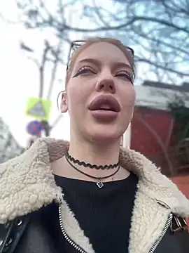 Snapshot of JeanGraay chatting on 12.20.25 JeanGraay online show from 12.20.25