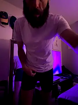 Snapshot of HairyHornyHottie chatting on 12.18.25 HairyHornyHottie online show from 12.18.25