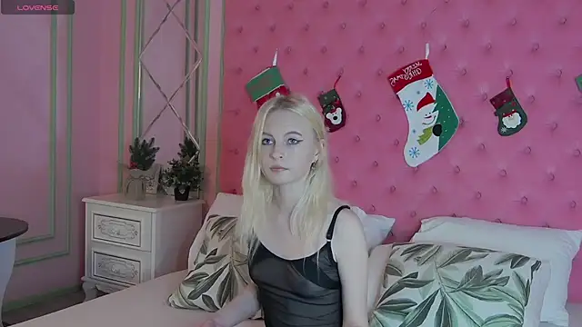 DaphneLewis online show from 12.21.25