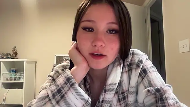 Snapshot of luvvivii chatting on 05.13.26 luvvivii online show from 05.13.26