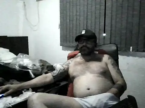 Snapshot of hairybeartopdominant chatting on 12.20.25 hairybeartopdominant online show from 12.20.25