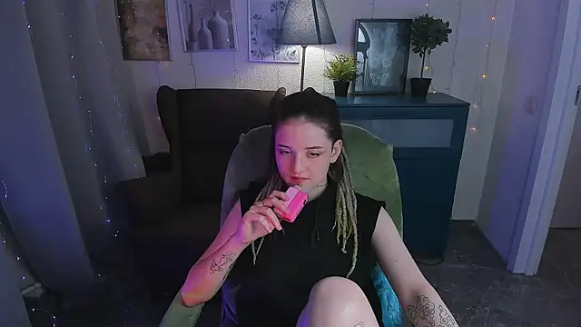 Snapshot of SarahShelby chatting on 06.20.26 SarahShelby online show from 06.20.26
