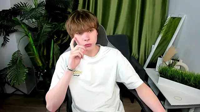 Snapshot of andyyzzz chatting on 06.25.26 andyyzzz online show from 06.25.26