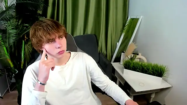 Snapshot of andyyzzz chatting on 06.28.26 andyyzzz online show from 06.28.26