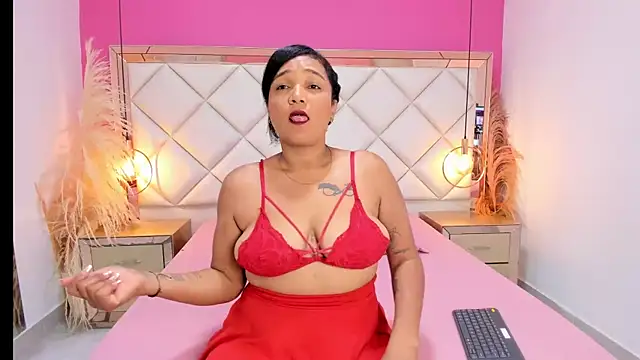 Snapshot of Sara_Cherry_ chatting on 12.20.25 Sara Cherry online show from 12.20.25