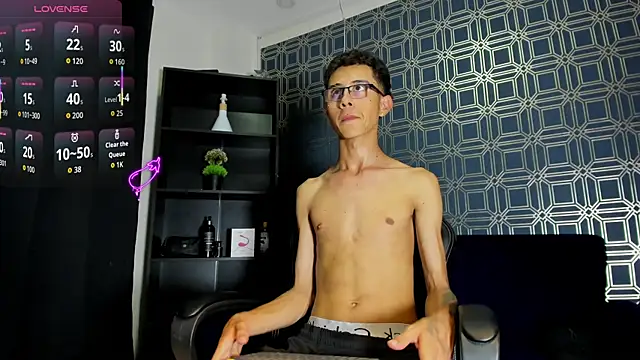 Snapshot of asher_lux chatting on 05.19.26 asher lux online show from 05.19.26