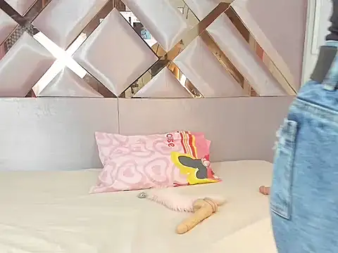 MiaKleinX online show from 03.21.26