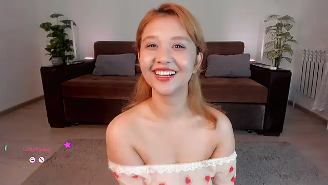 Snapshot of larabae chatting on 06.27.26 larabae online show from 06.27.26