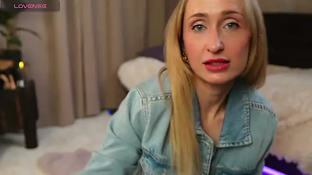 Snapshot of Emely_Moon chatting on 04.25.26 Emely Moon online show from 04.25.26