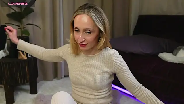 Snapshot of Emely_Moon chatting on 04.30.26 Emely Moon online show from 04.30.26