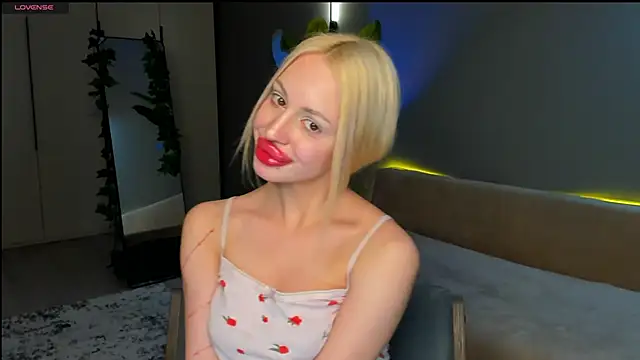 Luna Beverly online show from 03.23.26