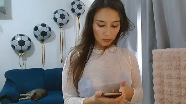 Snapshot of Almaglow_ chatting on 06.18.26 Almaglow online show from 06.18.26