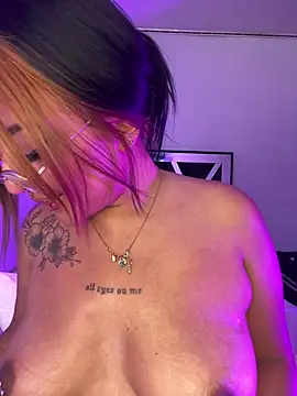 Snapshot of queen_of_you_heart chatting on 06.21.26 queen of you heart online show from 06.21.26