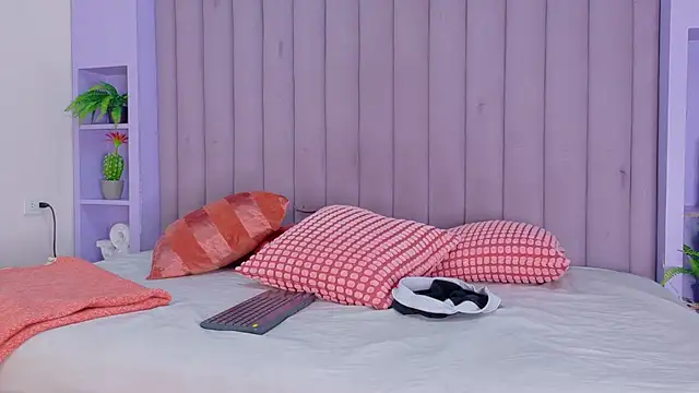 AmberStonne   online show from 04.22.26