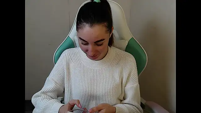 Snapshot of cammila_horn chatting on 03.04.26 cammila horn online show from 03.04.26