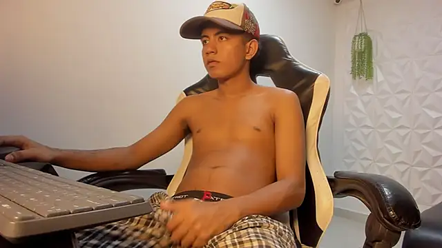 Snapshot of Alluringangel23 chatting on 01.10.26 Alluringangel23 online show from 01.10.26