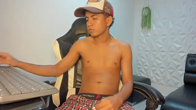 Snapshot of Alluringangel23 chatting on 01.15.26 Alluringangel23 online show from 01.15.26