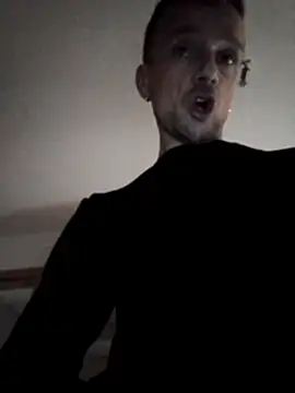 Snapshot of Erz84 chatting on 11.10.25 Erz84 online show from 11.10.25