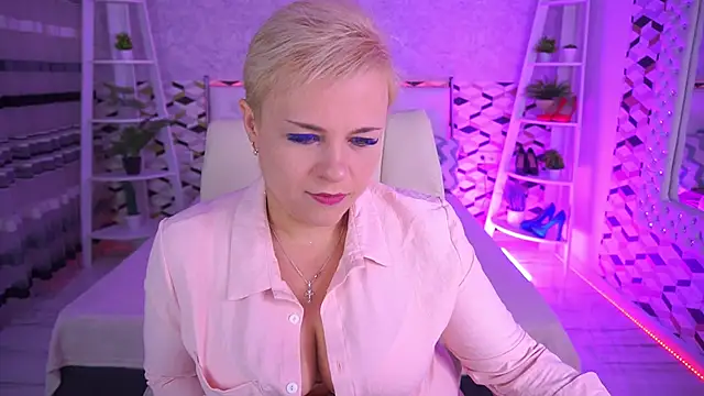 Snapshot of CrystalVibe chatting on 05.22.26 CrystalVibe online show from 05.22.26