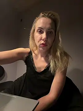 Snapshot of ElenaWhitmore chatting on 06.02.26 ElenaWhitmore online show from 06.02.26