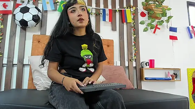 Snapshot of MeowMota_ chatting on 07.14.26 MeowMota online show from 07.14.26
