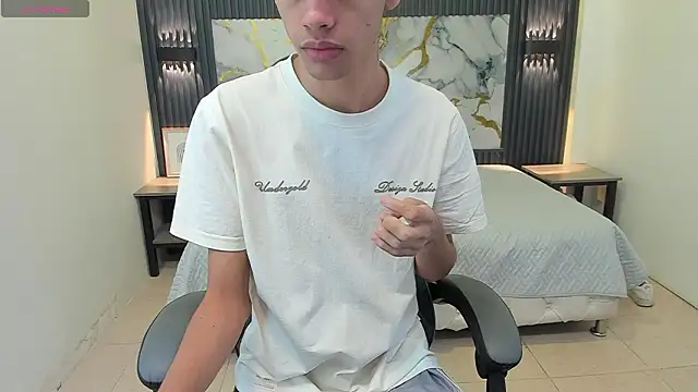 Snapshot of Dark_Desiree18 chatting on 02.04.26 Dark Desiree18 online show from 02.04.26