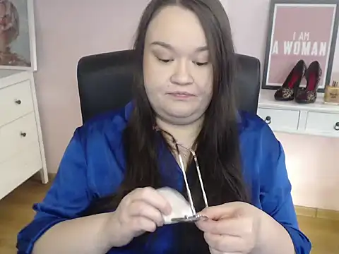 Snapshot of HollyDanceSoul chatting on 02.18.26 HollyDanceSoul online show from 02.18.26