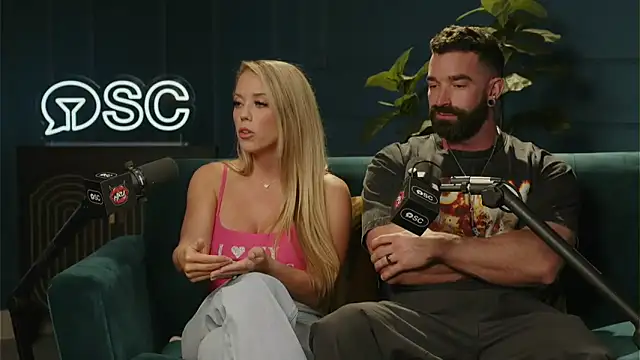 Snapshot of hollyrandall chatting on 06.19.26 hollyrandall online show from 06.19.26