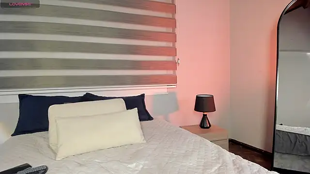 Lara reynolds  online show from 04.18.26