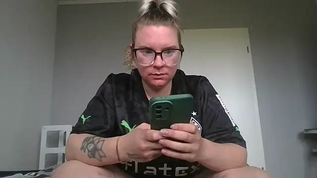 Snapshot of MinchenBienchen98 chatting on 02.10.26 MinchenBienchen98 online show from 02.10.26