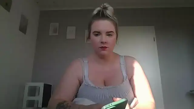 Snapshot of MinchenBienchen98 chatting on 02.15.26 MinchenBienchen98 online show from 02.15.26