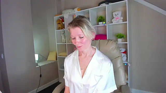 Snapshot of Julie_Lucas chatting on 03.03.26 Julie Lucas online show from 03.03.26