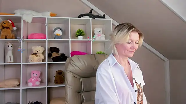 Snapshot of Julie_Lucas chatting on 03.04.26 Julie Lucas online show from 03.04.26