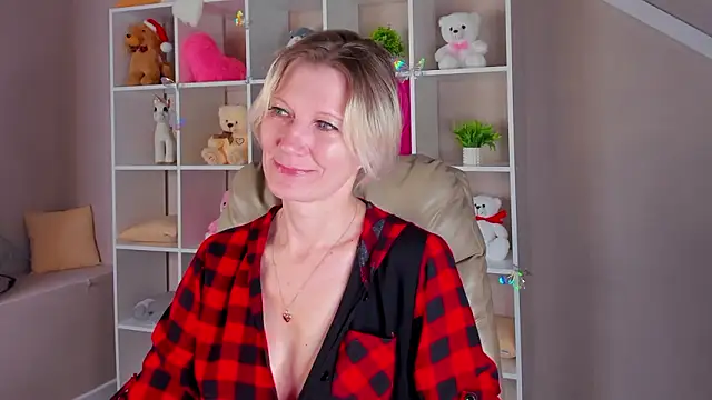 Julie Lucas online show from 03.15.26