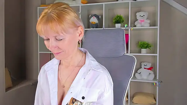 Julie Lucas online show from 04.02.26