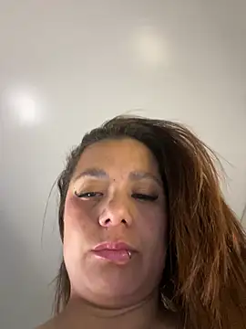 Snapshot of Pretty__Milf chatting on 06.05.26 Pretty Milf online show from 06.05.26